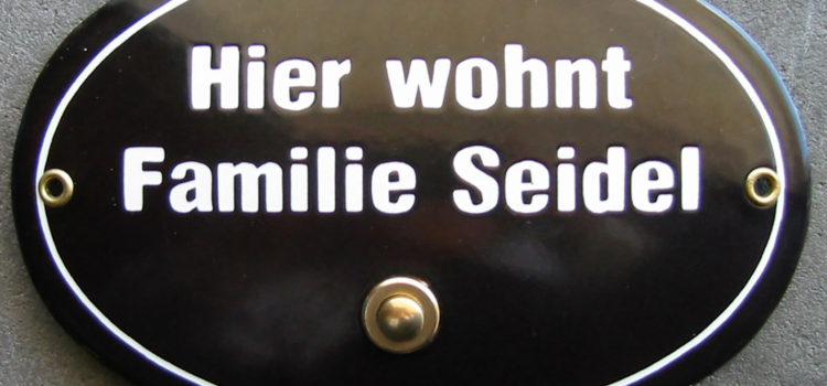 Das Hausschild als Hingucker